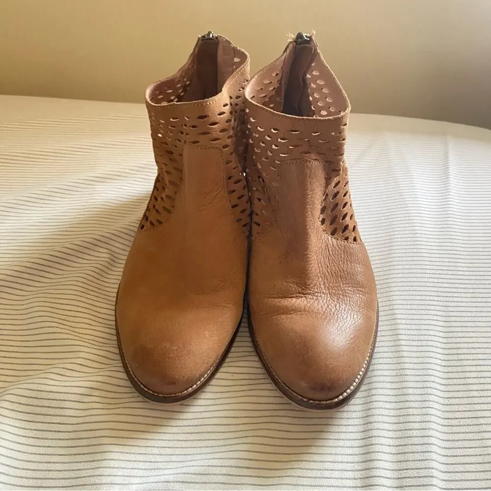 Anthropologie Seychelles Waypoint Tan Booties perforated‎ laser size 8 leather